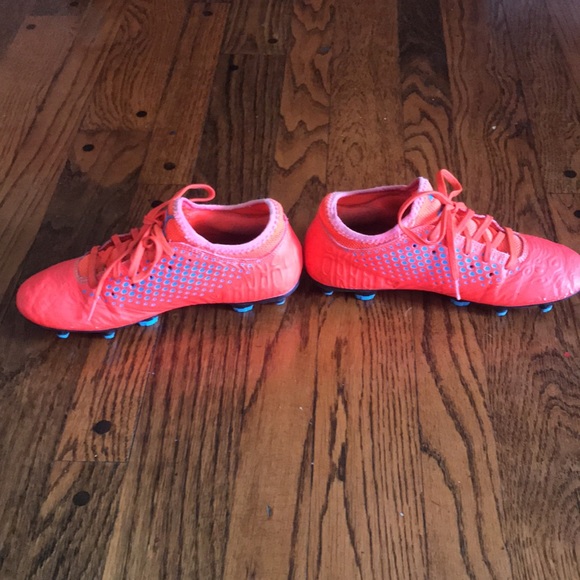 Orange puma soccer cleats - Picture 2 of 5